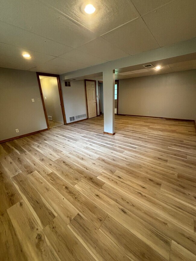 Building Photo - 4152 Suburban Dr