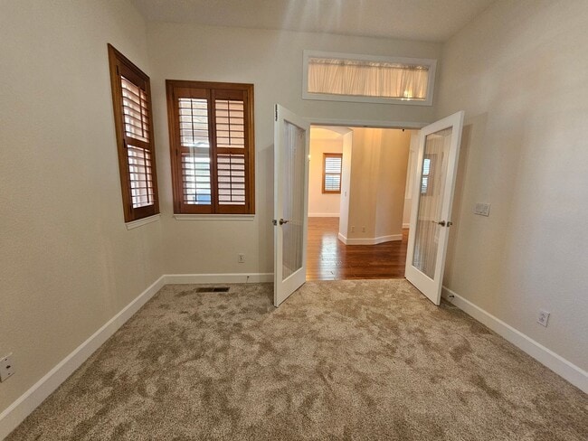 Building Photo - Beautiful Executive Home In Gated Community