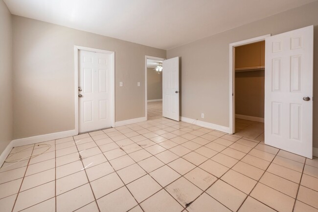 Building Photo - 1108 NW 5th Ave