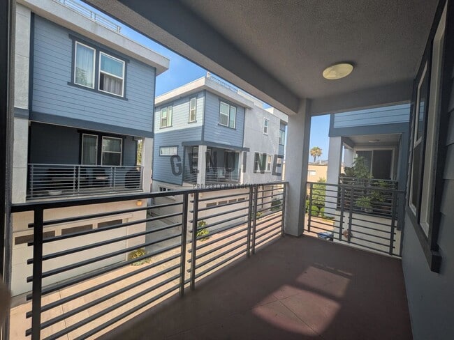 Building Photo - 3Bd 2.5Ba Townhouse w/Rooftop Deck