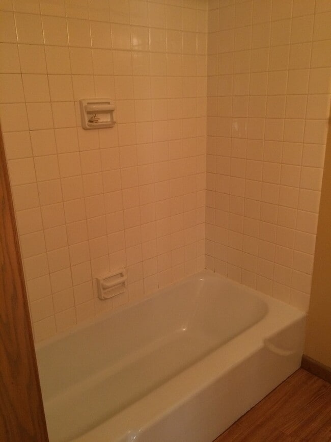 Building Photo - COZY EFFICIENCY LOCATED NEAR DOWNTOWN SIOUX FALLS! CALL TODAY FOR A SHOWING!