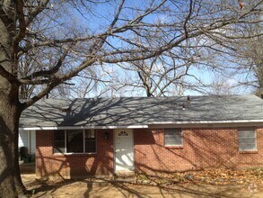 Building Photo - 3 bed 1.5 bath near Baum Stadium
