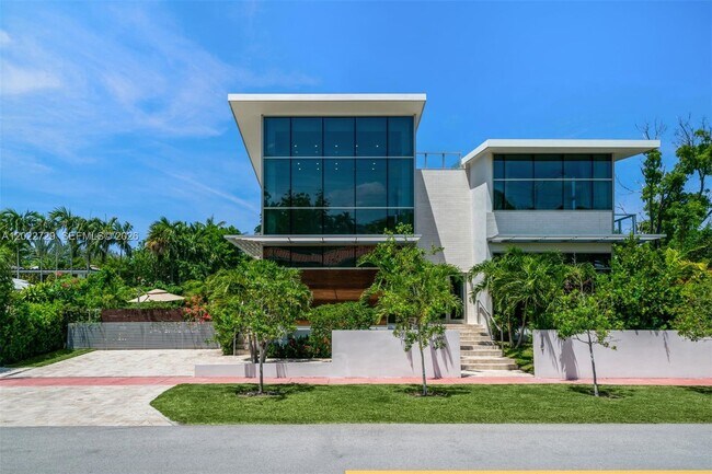 Building Photo - West 47th Street, Miami Beach, FL 33140 - 5 BR 5 BA single-family home