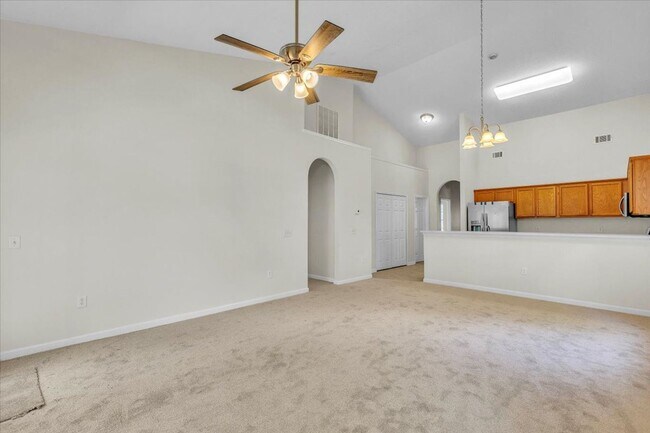Building Photo - Better Than New 3 Bed/2 Bath Townhome in S...
