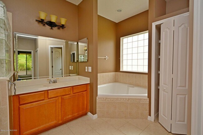 Building Photo - 820 Glen Abbey Way
