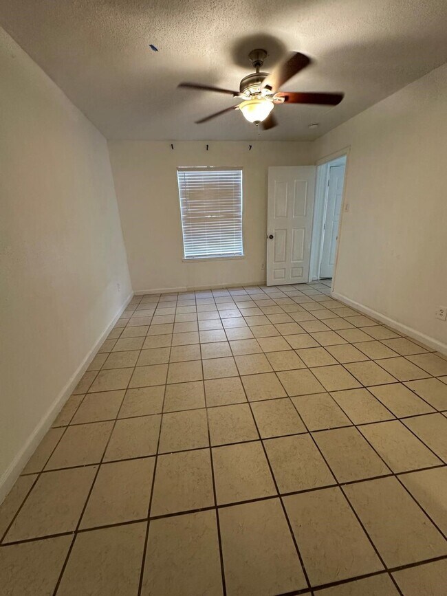 Building Photo - 9797 Leawood Blvd