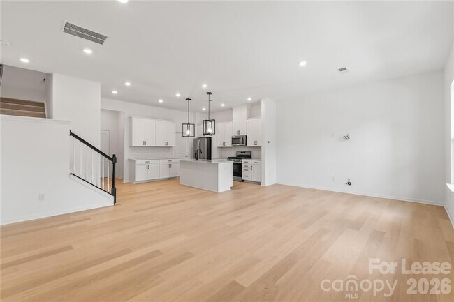 Building Photo - 204 Silver Fleet Dr