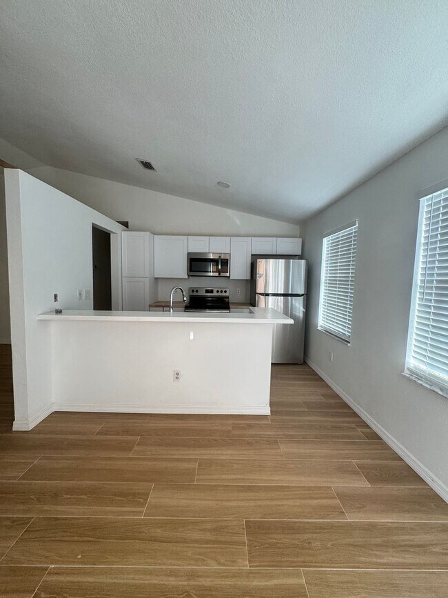Building Photo - Charming 3/2 Home with open floor plan.