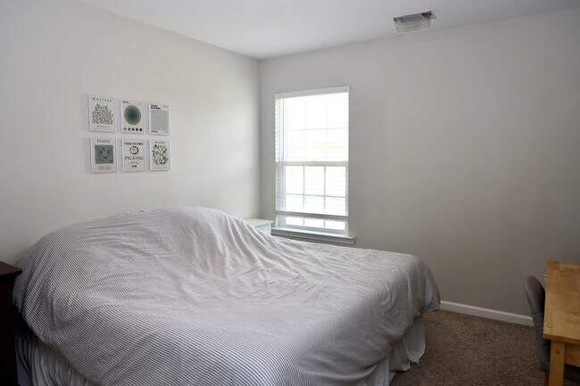 Building Photo - 418 Huntington Dr