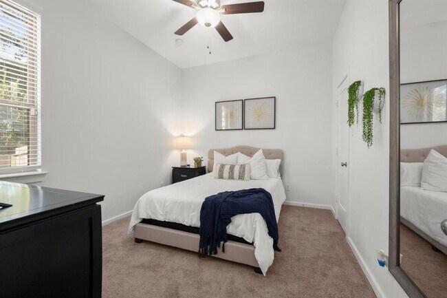 Building Photo - 9871 Twin Shores Dr