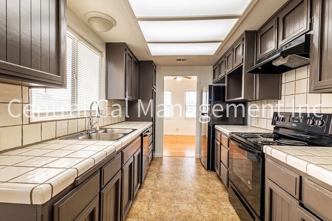 Building Photo - 2 Bedroom, 1 Bath Home - $1495 per month!