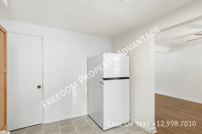 Building Photo - 3396 Columbia Dr