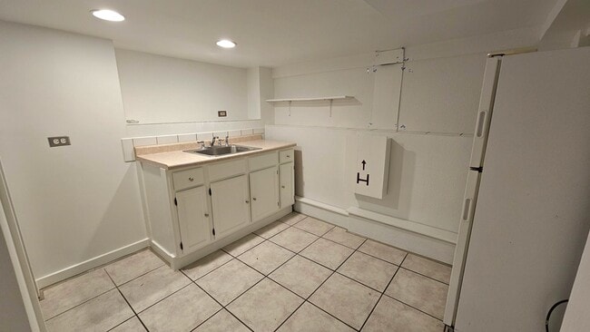 Building Photo - 2704 N New England Ave