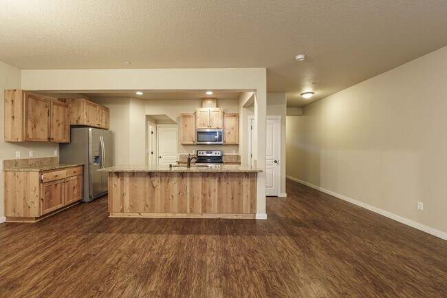 Building Photo - 3 Bedroom 2.5 Bath Townhome - Convenient R...