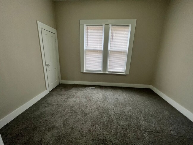 Building Photo - 3 Bed/1 bath home with 2 car garage for rent!