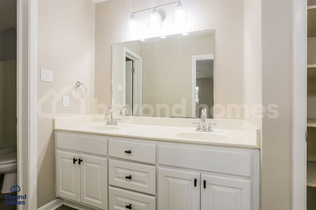 Building Photo - Your Dream Family House with 4 Bed and 2 Full Bath is Ready for Move-In!