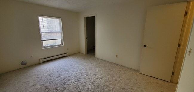 Building Photo - Spacious 3 Bedroom Condo Near Downtown Tra...