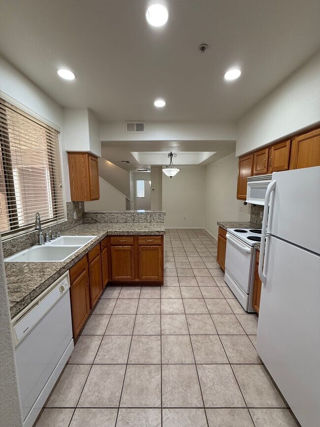 Building Photo - 3 Bedroom Townhouse with Garage, Gated Com...
