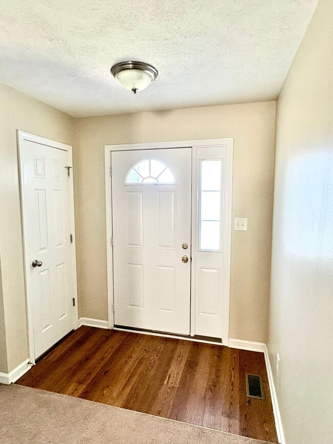 Building Photo - Nice home awaiting you to call home today- close to shopping and dining