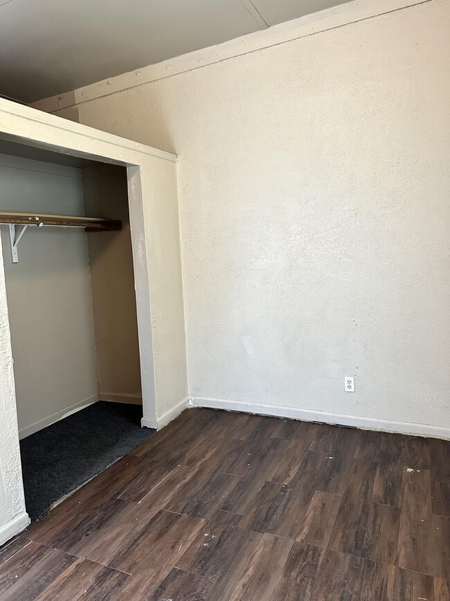 Building Photo - 1605 S Pine St