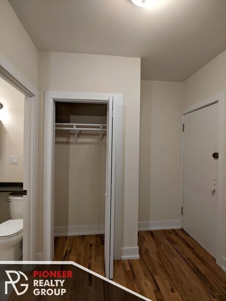 Building Photo - 951 W Cornelia Ave