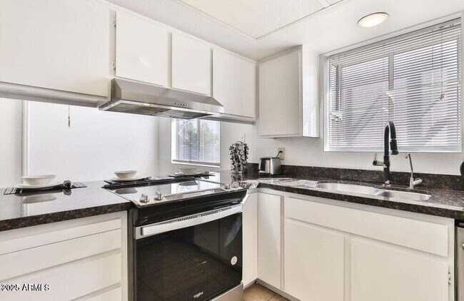 Building Photo - 10421 E Silvertree Dr