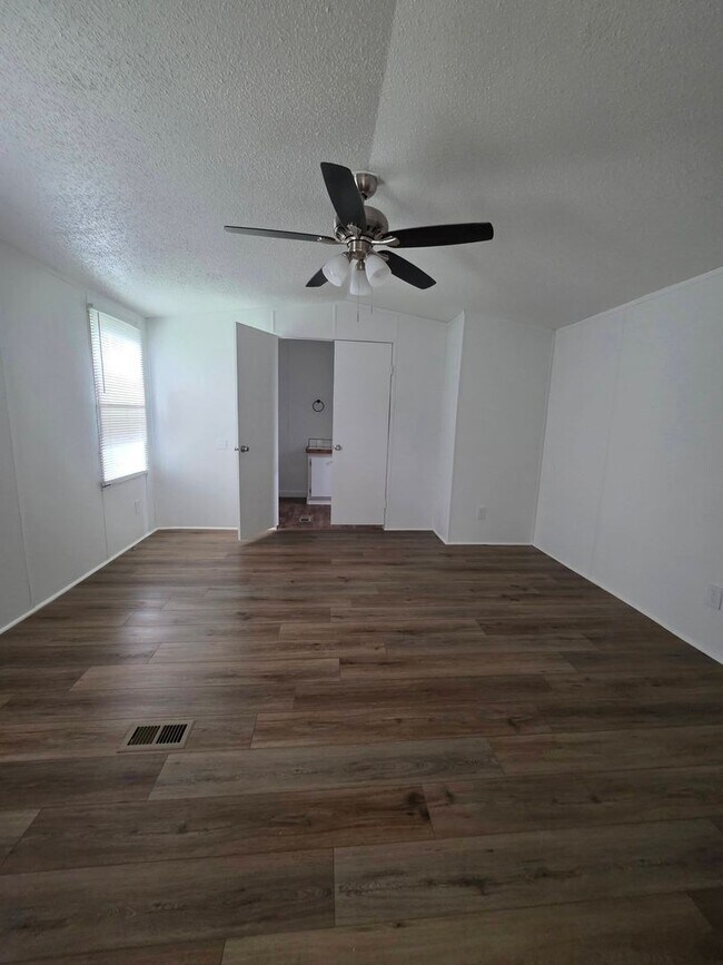 Building Photo - Ready to Move in