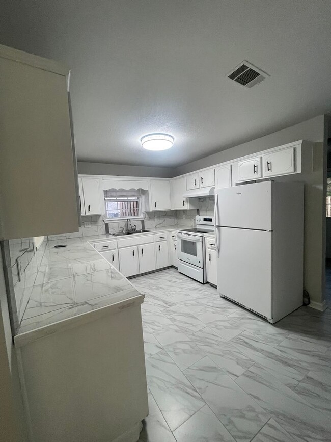 Building Photo - 202 Leeswood Cir