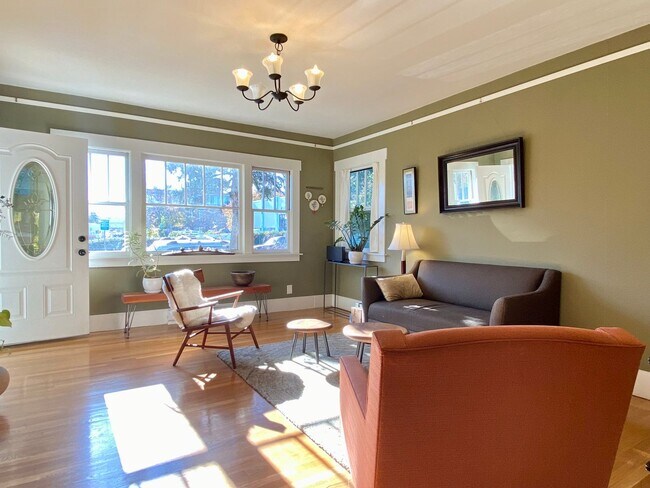Building Photo - Updated Bungalow located in Downtown Redwood City & 15 miles from SF International Airport