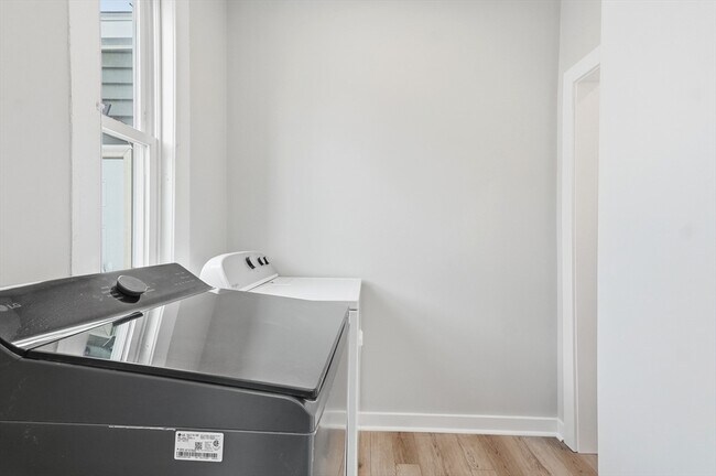 Building Photo - 116 Coburn St