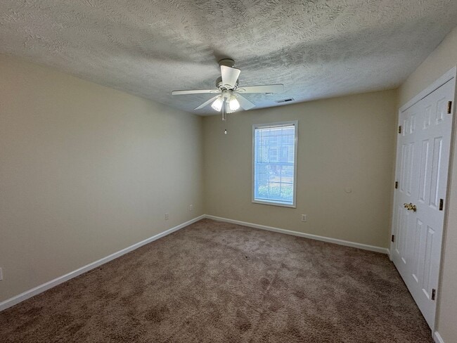 Building Photo - Lovely 2 Bedroom King's Grant Condo