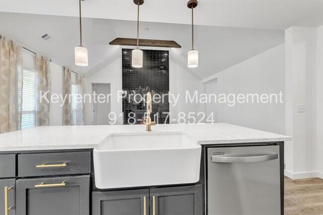 Building Photo - 7104 S Kalanchoe Ave
