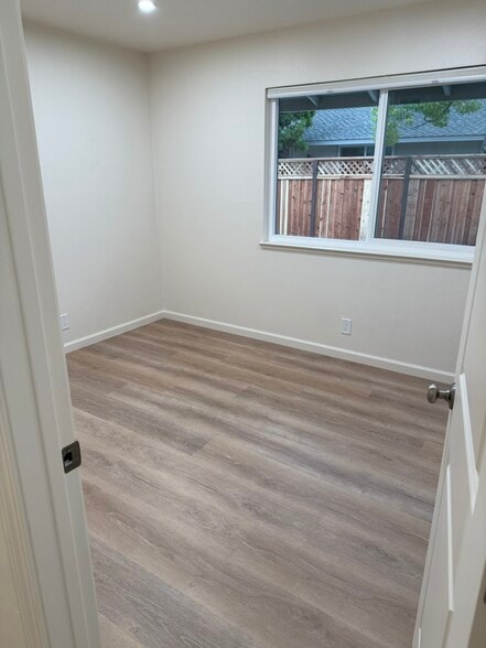 Building Photo - 1677 Canary Dr