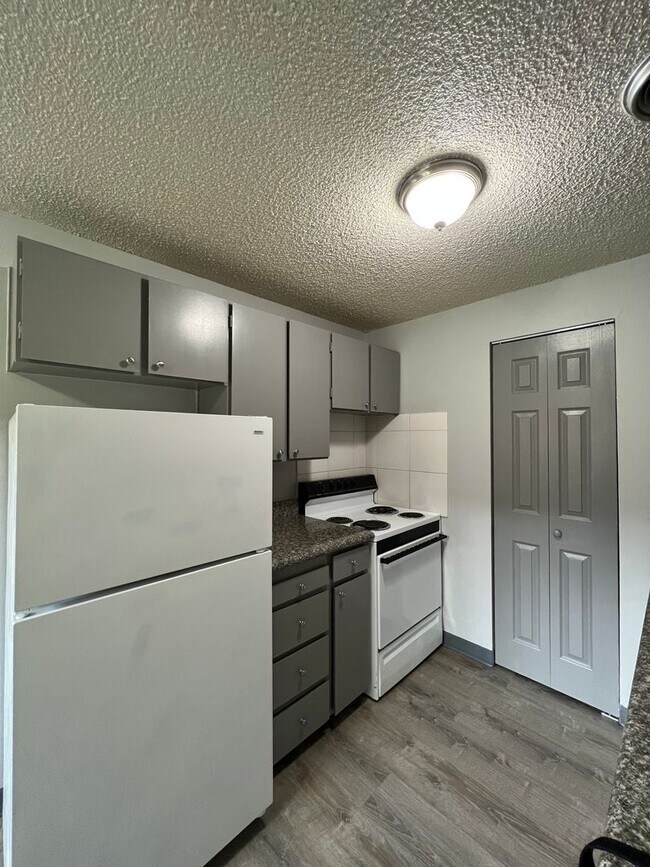 Building Photo - Surrey Square Apartments