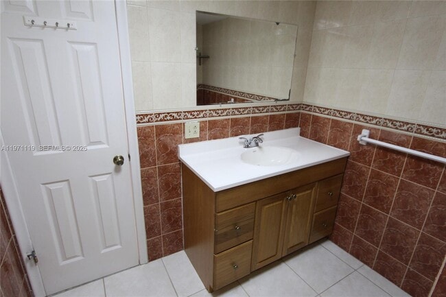 Building Photo - 10000 NW 80th Ct