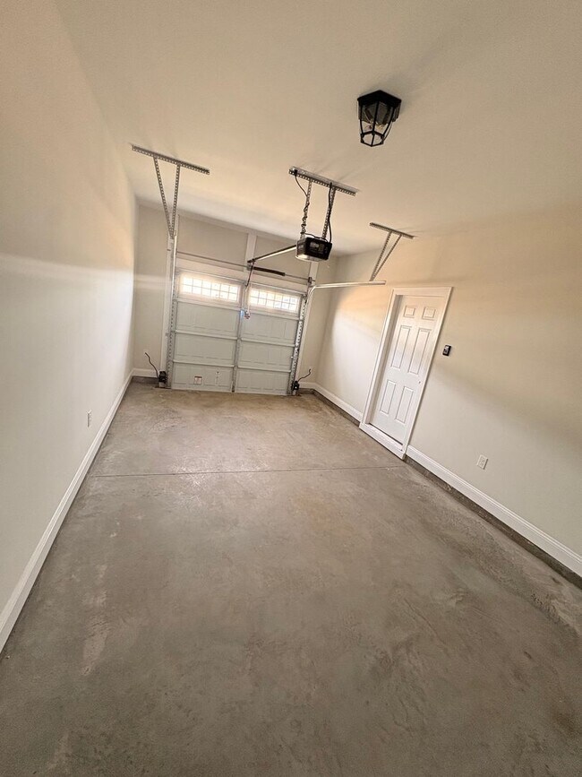 Building Photo - 114 Alva Ct