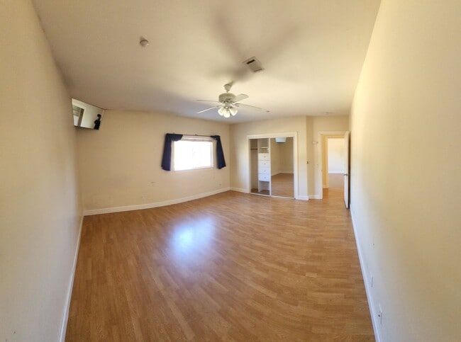 Building Photo - Super close to Poly- Approx. 1000 feet fro...