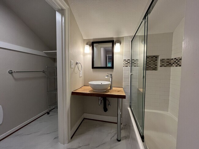 Building Photo - Charming 4-Bedroom Portland Home with Spac...