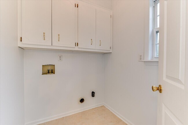 Building Photo - 2937 Hillcreek Dr