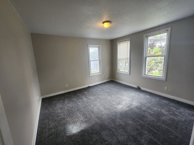 Building Photo - 2 Bedroom House in Rock Island