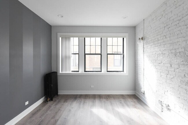 Building Photo - 7624 N Eastlake Terrace