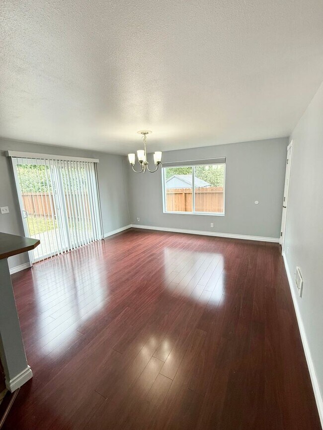 Building Photo - Spacious house in Bremerton.