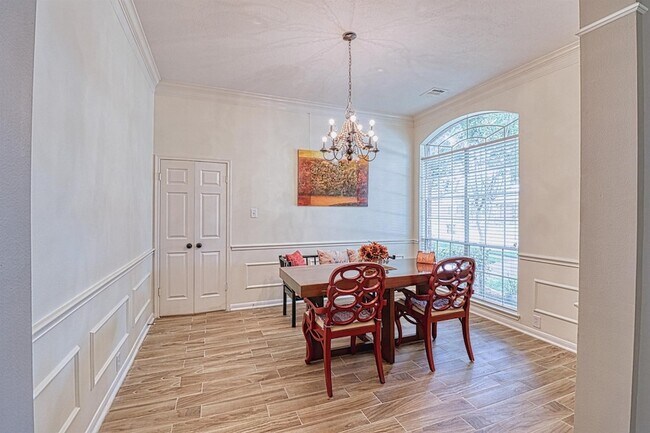 Building Photo - 2123 Meadow Park Cir