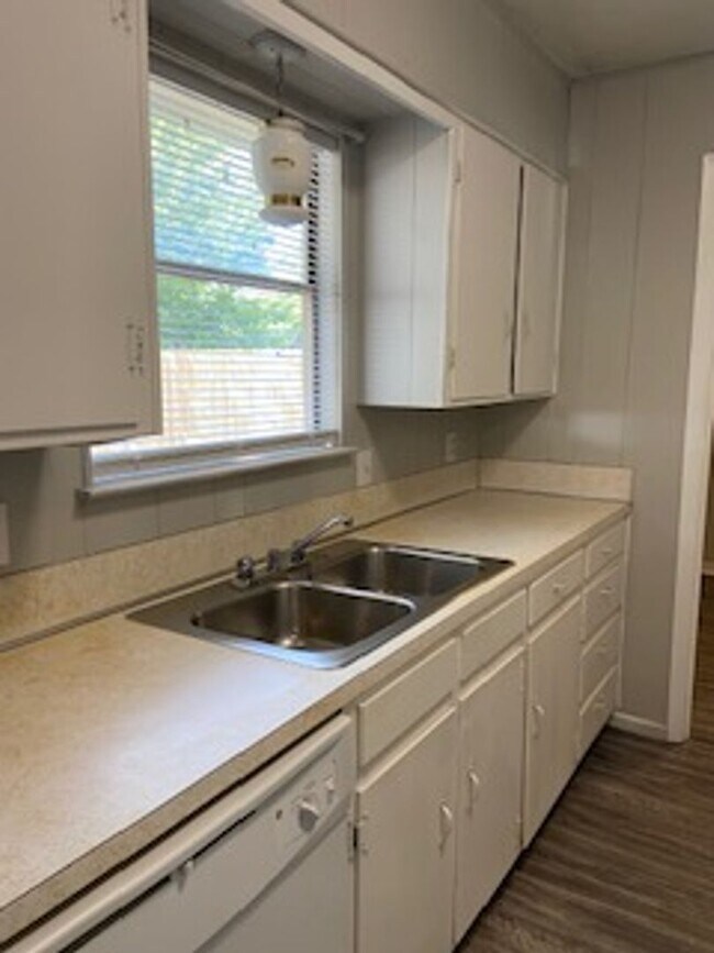 Building Photo - 318 N La Salle Dr