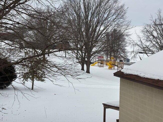 Building Photo - Dallastown SD, Cozy 2 Bedroom/1 Bath 2nd Floor Apartment