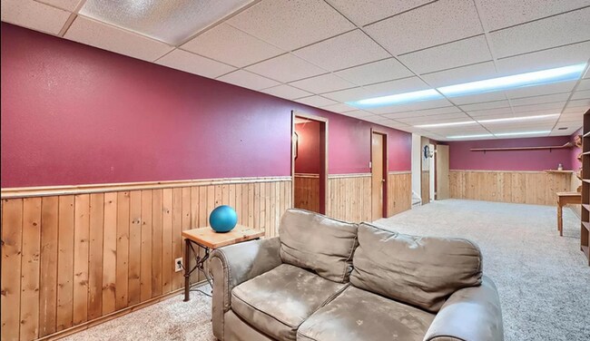 Building Photo - Huge room in a large shared home, private bathroom, great neighborhood, friendly roommates!