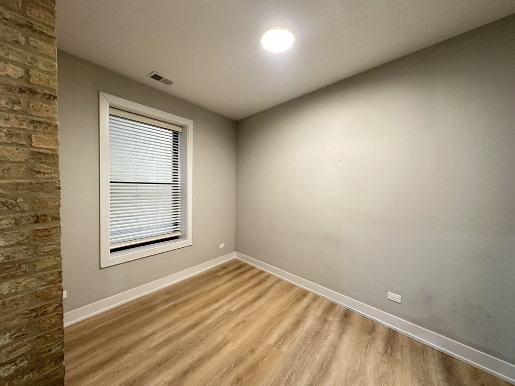 Building Photo - 442 W Belden Ave