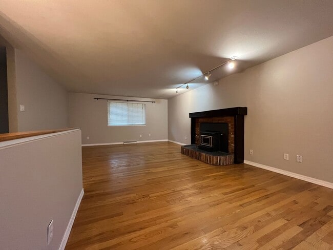 Building Photo - Spacious 3 BD/ 2 BA Home in Arvada, CO- Av...