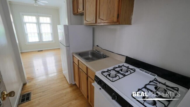 Building Photo - 1 bedroom in CHICAGO IL 60657