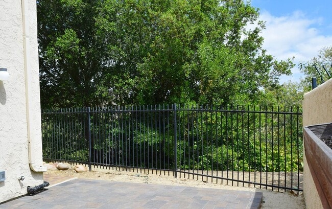 Building Photo - Flexible Lease Terms! Stunning 4BR/2.5BA Two-Story Renovated Townhome in UTC!